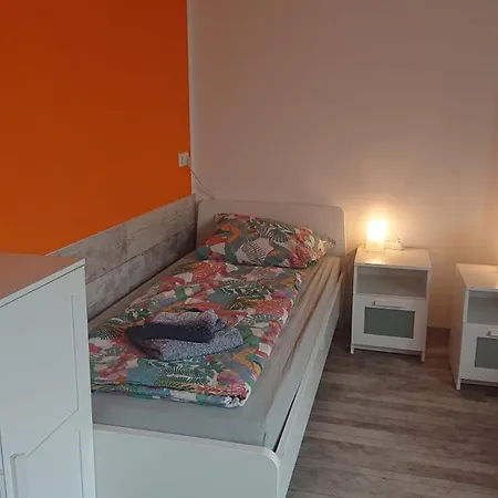 Zweibettzimmer Mit Gemeinschaftskueche Und Gemeinschaftsbaedern *