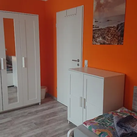 Zweibettzimmer Mit Gemeinschaftskueche Und Gemeinschaftsbaedern Δωμάτια σε οικογενειακή κατοικία