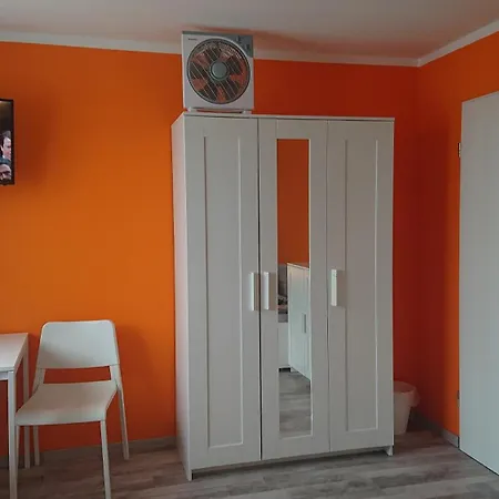 Zweibettzimmer Mit Gemeinschaftskueche Und Gemeinschaftsbaedern *