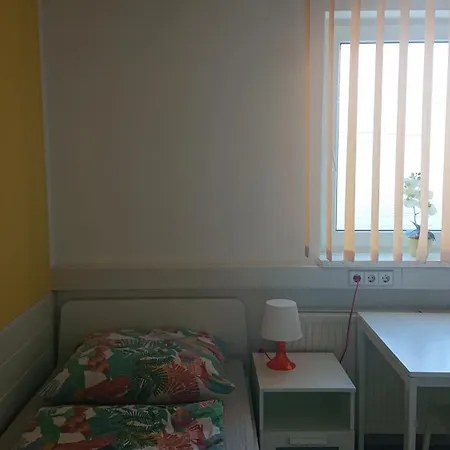 Zweibettzimmer Mit Gemeinschaftskueche Und Gemeinschaftsbaedern *