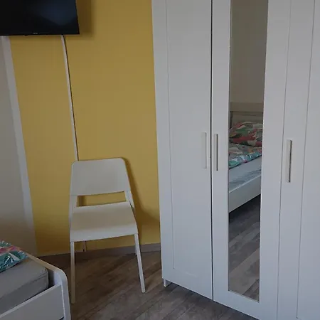 Δωμάτια σε οικογενειακή κατοικία Zweibettzimmer Mit Gemeinschaftskueche Und Gemeinschaftsbaedern *
