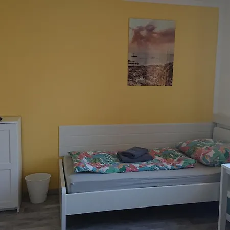 Zweibettzimmer Mit Gemeinschaftskueche Und Gemeinschaftsbaedern Δωμάτια σε οικογενειακή κατοικία